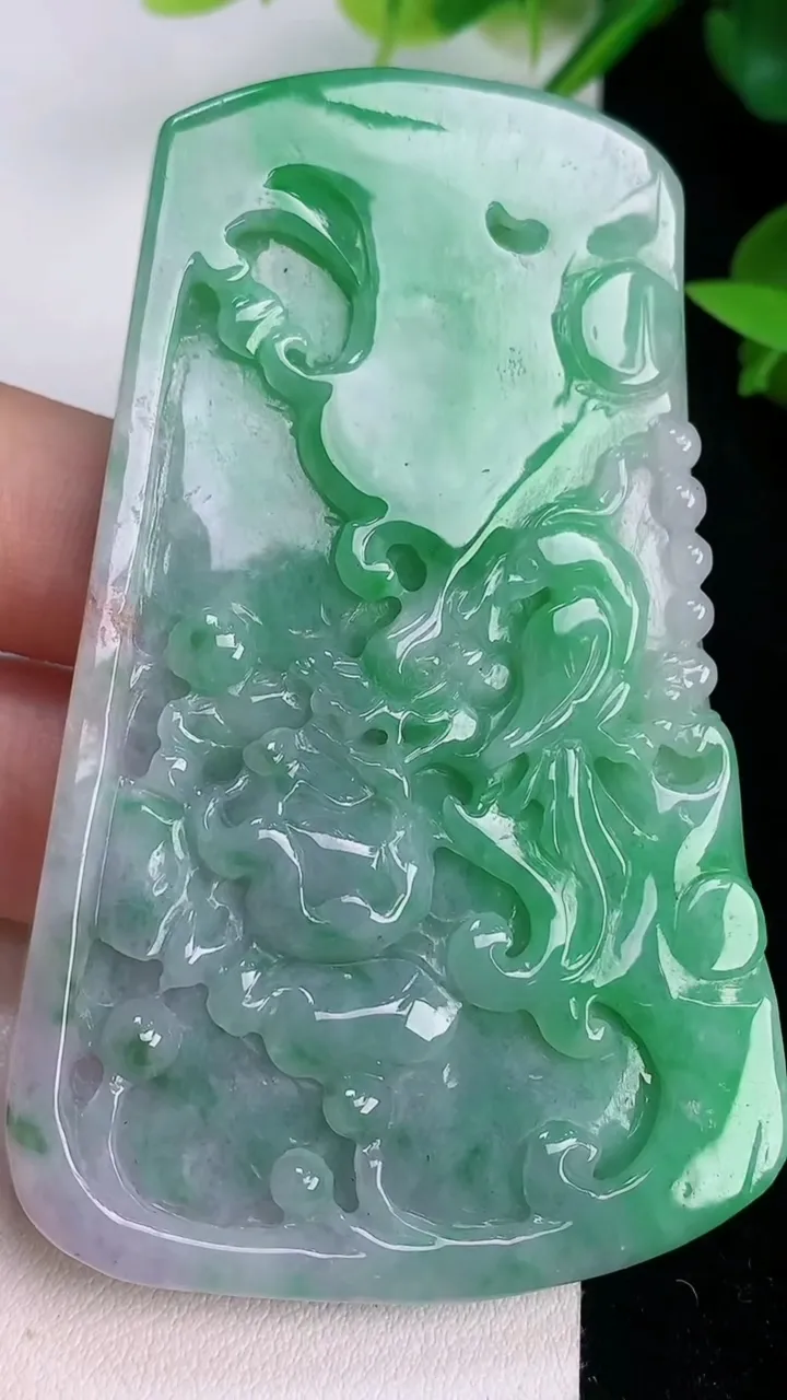 天然A货翡翠鸟语花香吊坠，尺寸74-48-7，重:55.64g
7月20日