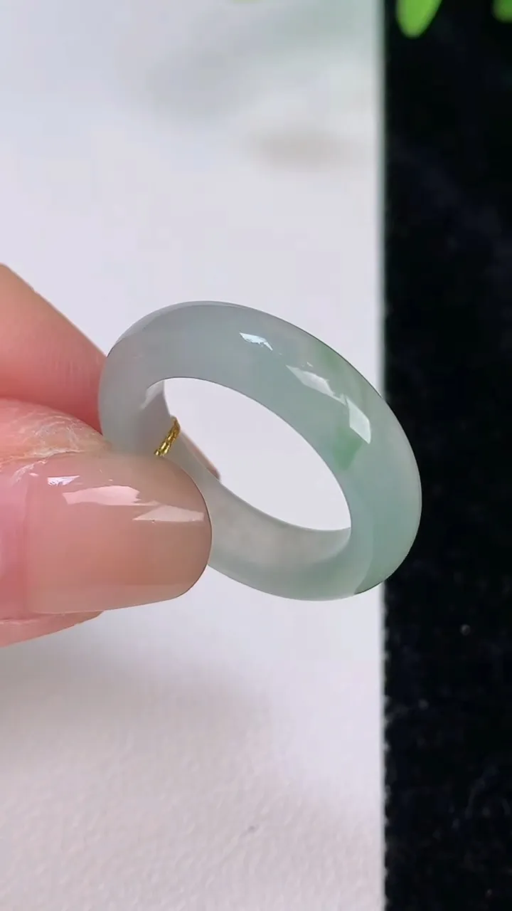 天然A货翡翠戒指指环，尺寸16.7-5.5-3.3，重量:3.69g2025年7月20日
工厂直销收