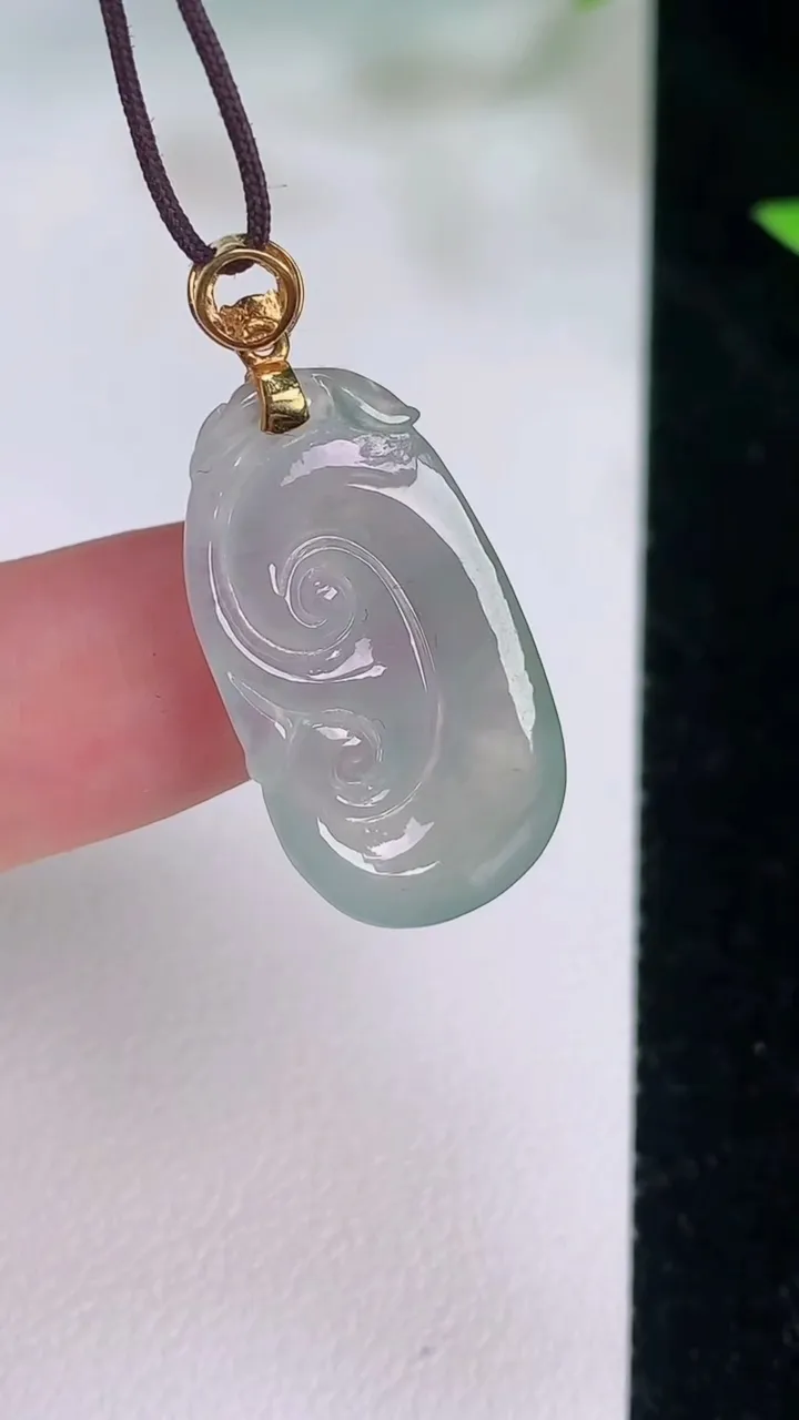 天然A货翡翠白冰如意吊坠，尺寸28.6-13.4-4，重:3.01g
7月20日