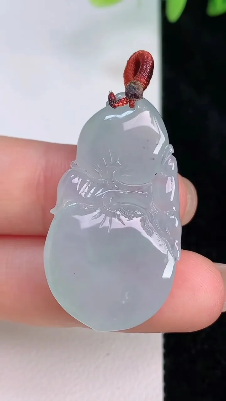 天然A货翡翠寿桃吊坠，尺寸35.5-19.8-5.5，重量:7.21g
7月20日