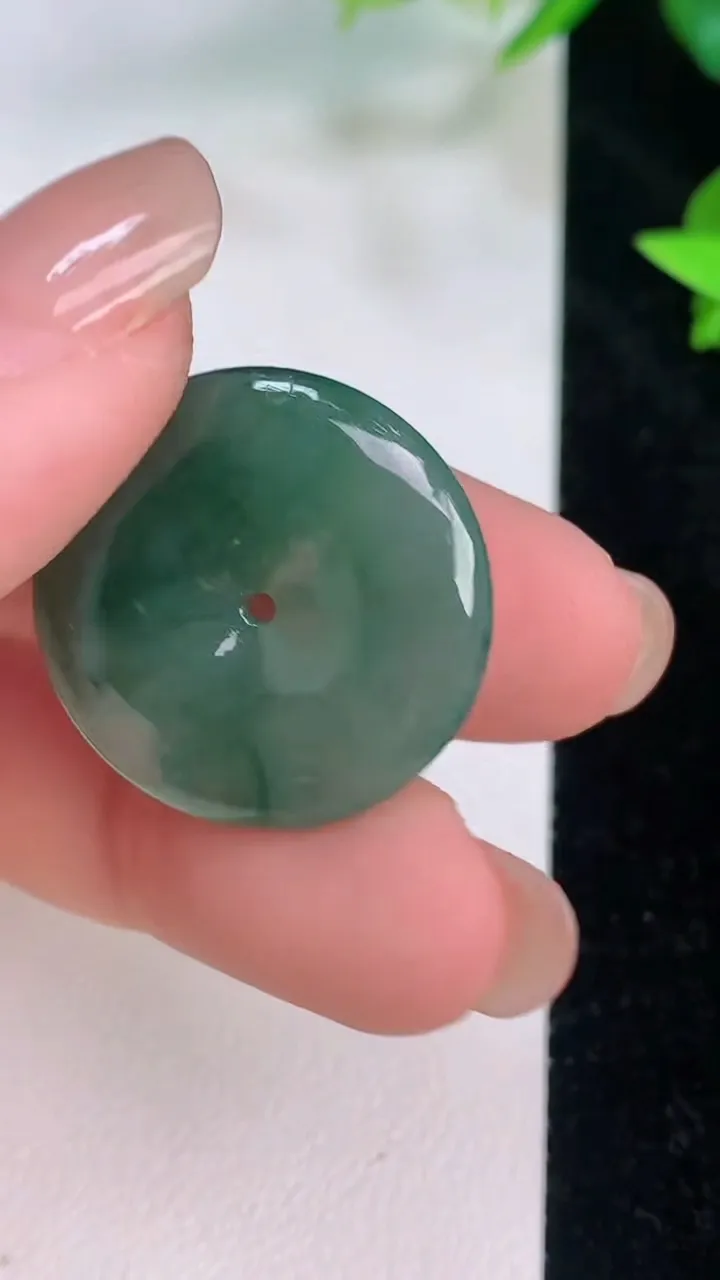 天然A货翡翠平安扣吊坠，尺寸23.4-4.7，重量:5.58g
7月20日