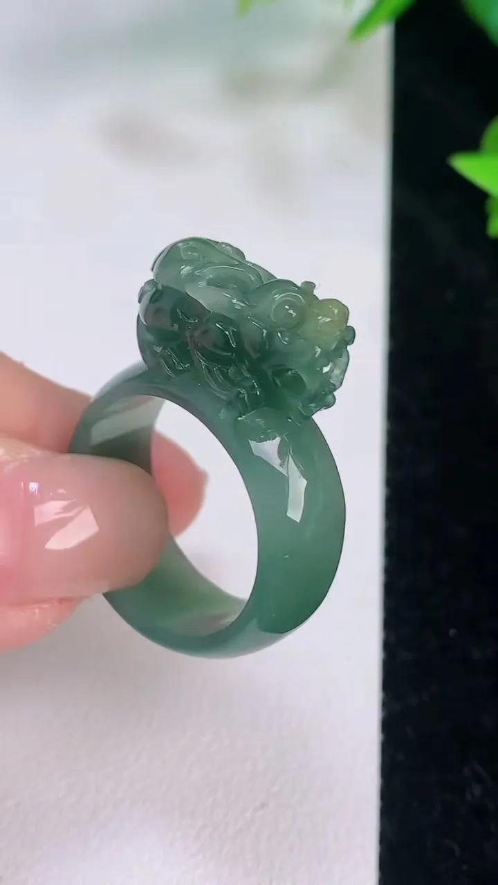 天然A货翡翠蓝水双彩貔貅指环扳指，尺寸19.3-33-25-10，重:7.72g2025年7月20日
工厂直销收藏佳品,种好水足，色泽均匀，有种有色，上手高大气！