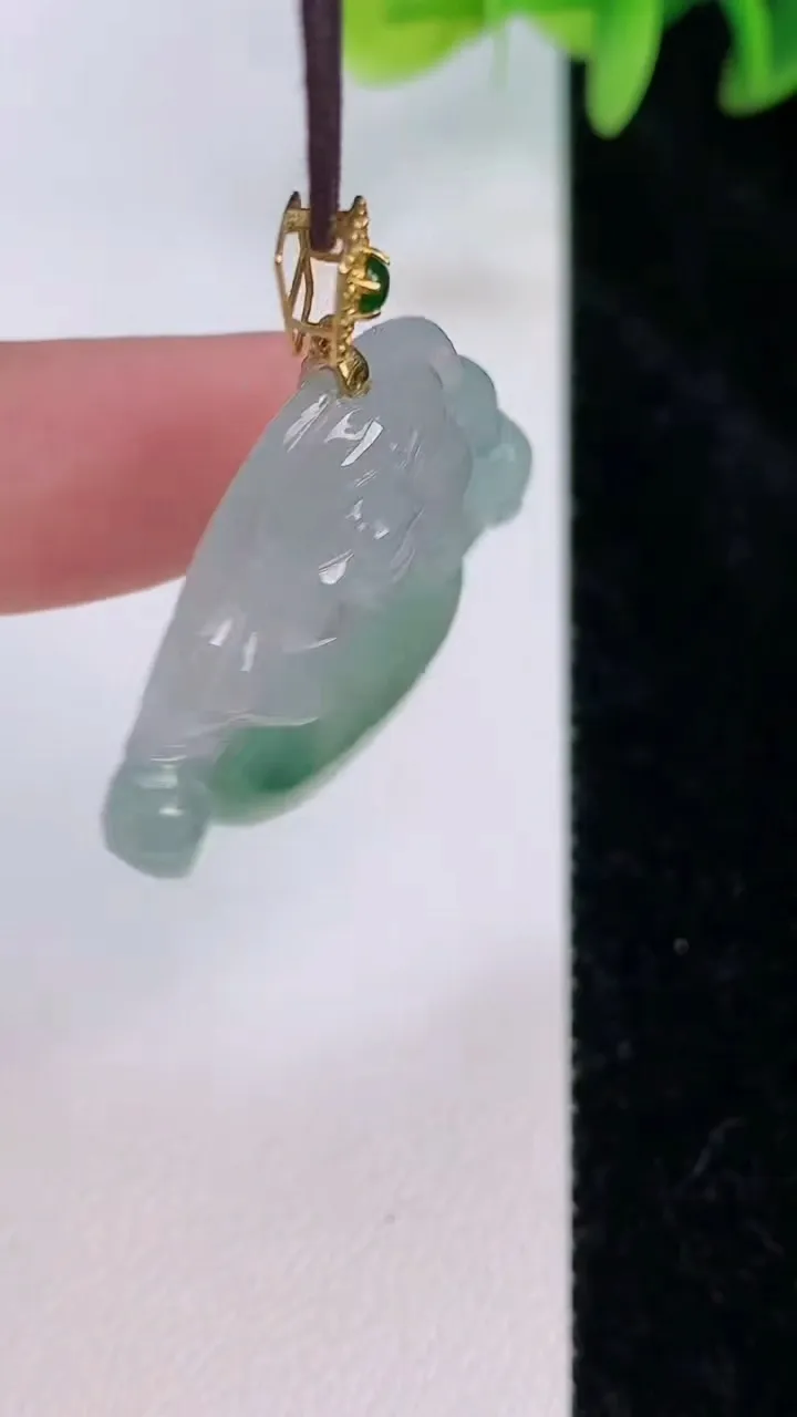 天然A货翡翠种飘花佛公吊坠，尺寸30.3-31.5-5.5，重量:9.12g
7月20日