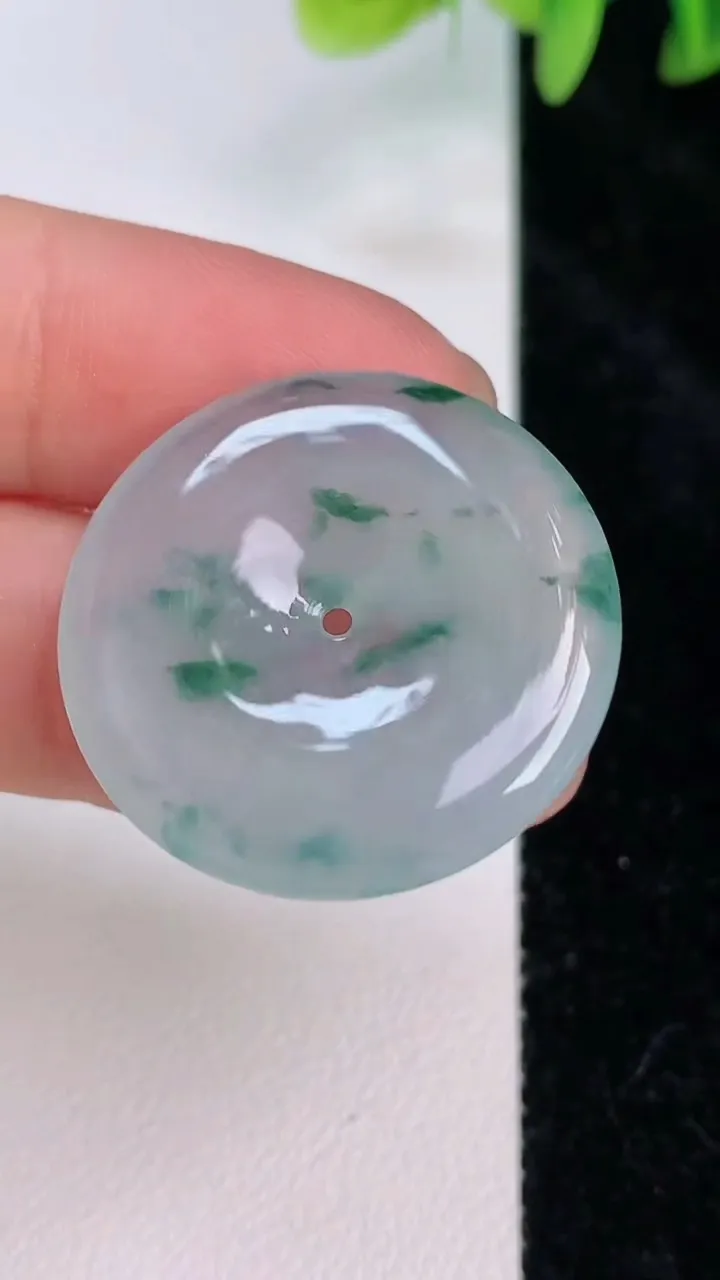 天然A货翡翠冰种飘花平安扣吊坠，尺寸27-4.5，重量:7.11g
7月20日