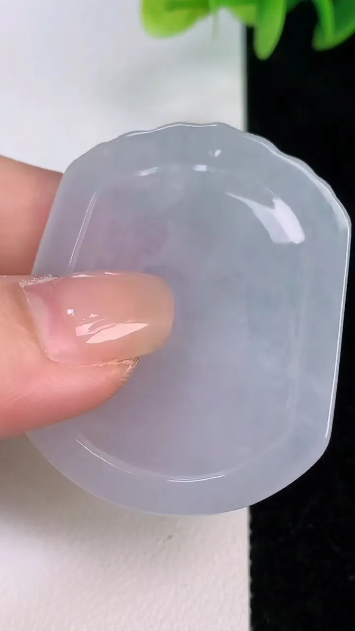 天然A货翡翠飘花大势至观音菩萨吊坠，尺寸43.8-36.7-4，重量:14.82g
7月20日