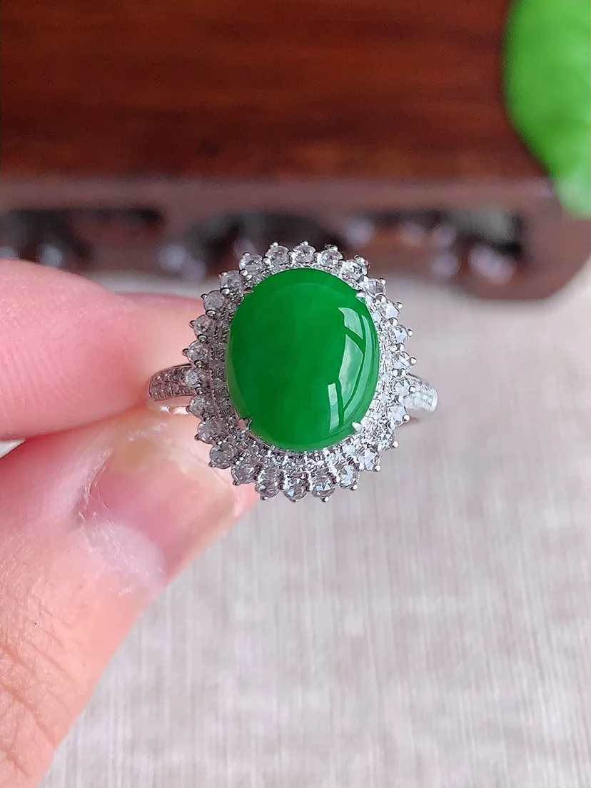 天然A货翡翠18K金伴钻镶嵌阳绿蛋面戒指 圈口17.3裸石尺寸10×8mm 重量3.09g 0719
