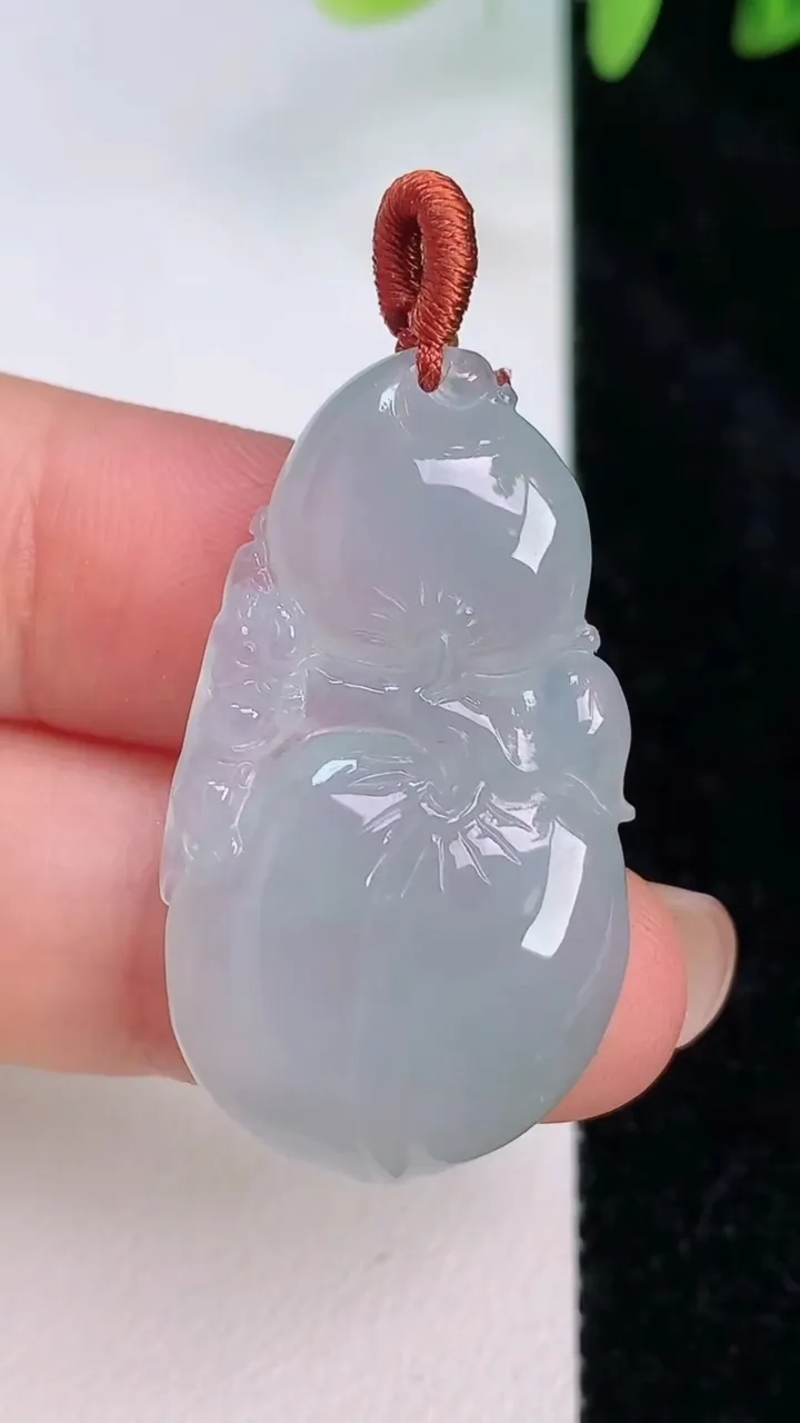 天然A货翡翠寿桃吊坠，尺寸35.5-19.8-5.5，重量:7.21g
7月20日
