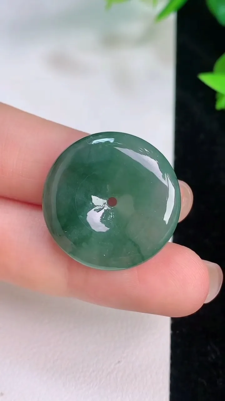 天然A货翡翠平安扣吊坠，尺寸23.4-4.7，重量:5.58g
7月20日