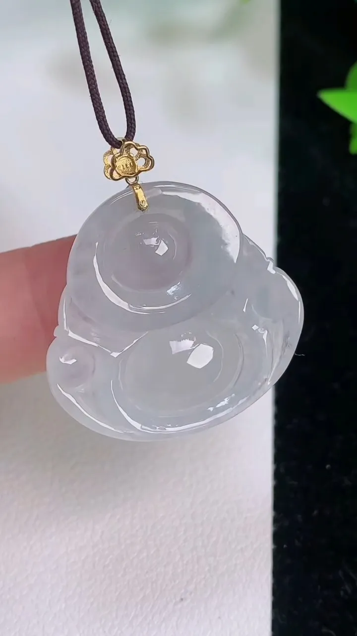 天然A货翡翠种白冰佛公吊坠，尺寸26.4-27.6-6.4，重量:7.15g
7月21日