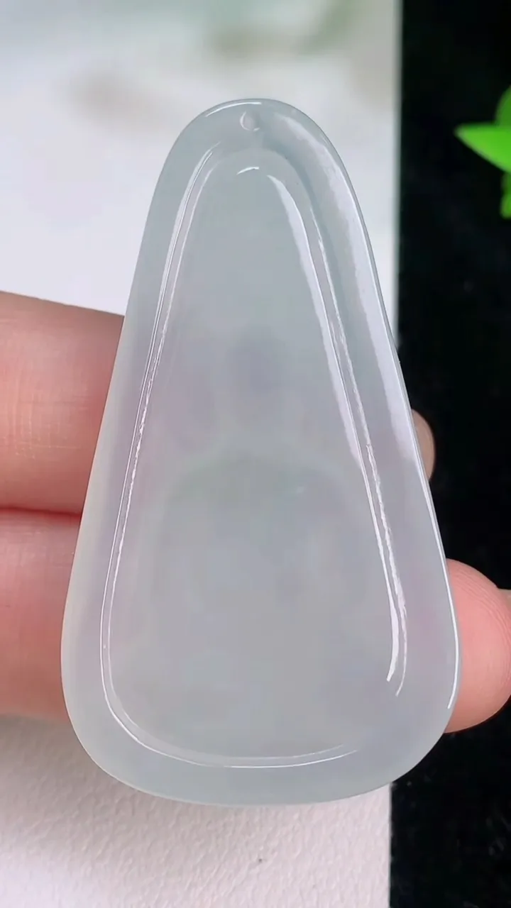 天然A货翡翠大日如来吊坠，尺寸48-27.4-5，重量:13.21g
7月21日