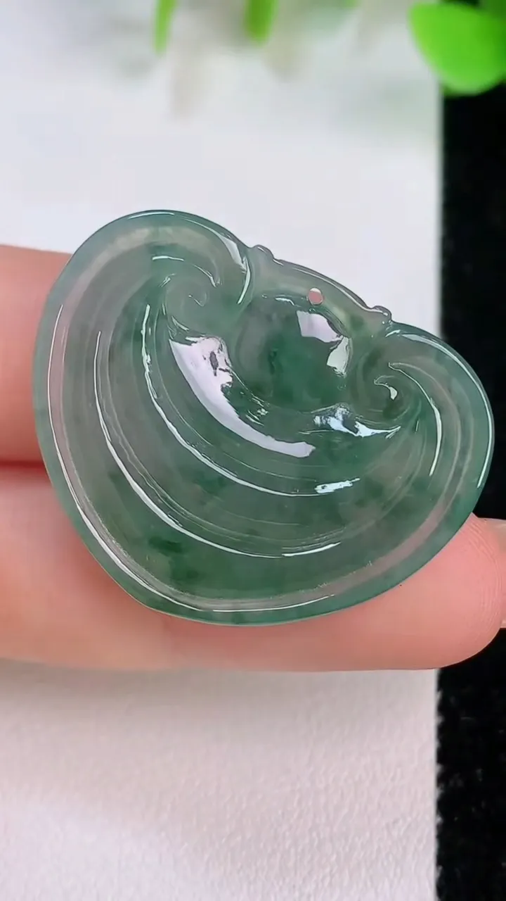 天然A货翡翠如意头吊坠，尺寸32.5-25.8-4，重:6.25g
7月21日