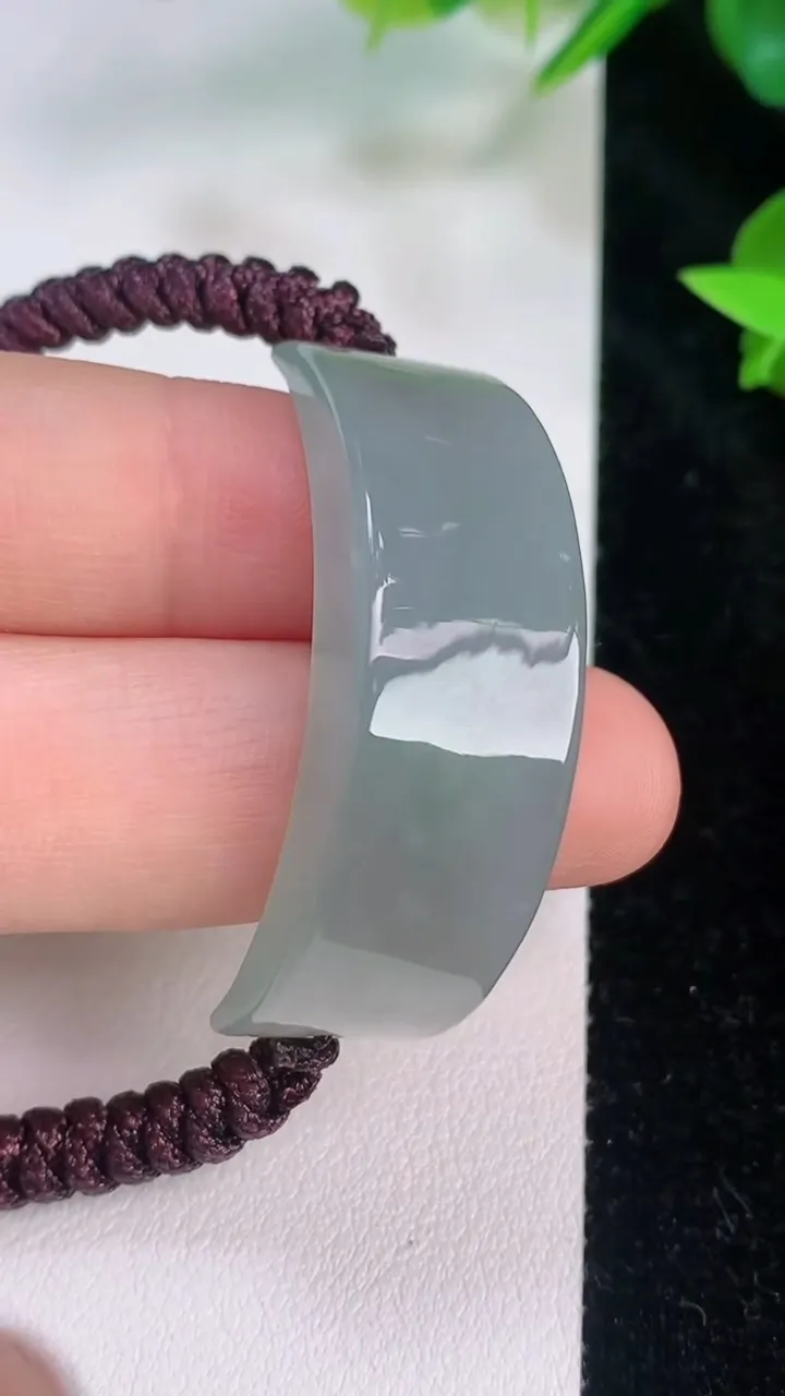 天然A货翡翠飘花手牌手绳，尺寸42.8-12.8-7.7，重量:16.00g
7月21日