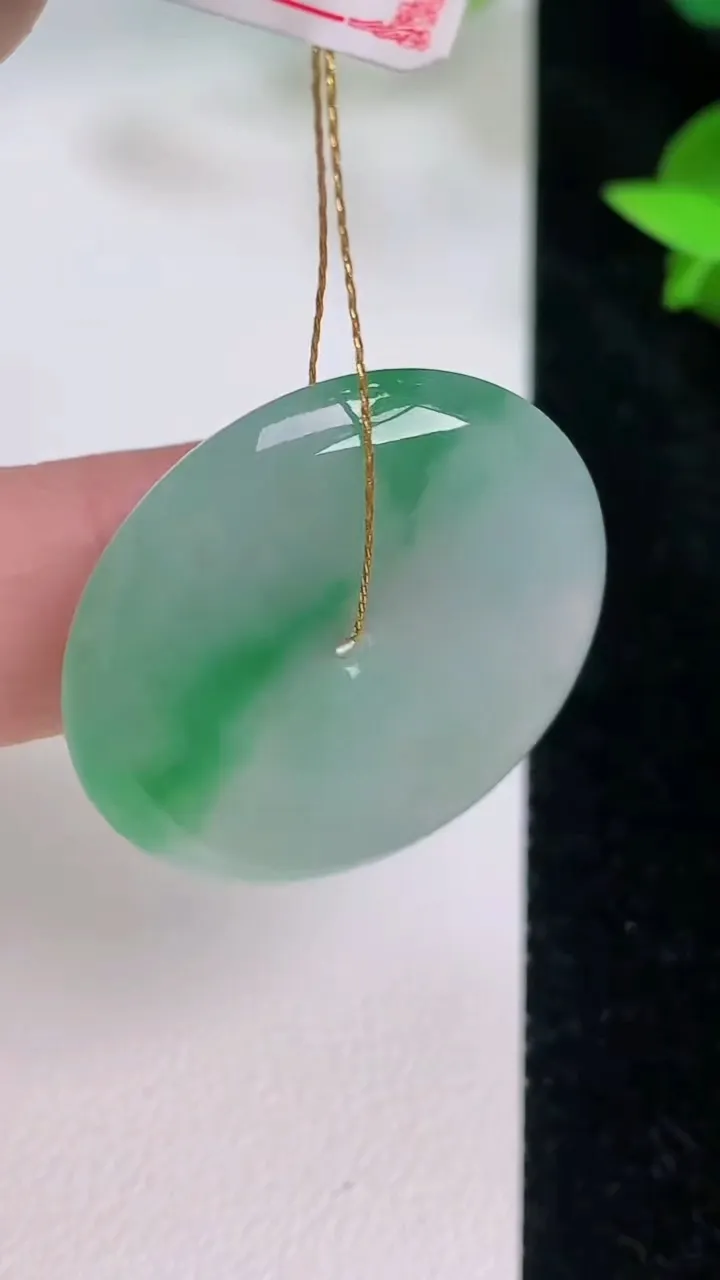 天然A货翡翠平安扣吊坠，尺寸29-4.8，重量:9.26g
7月21日