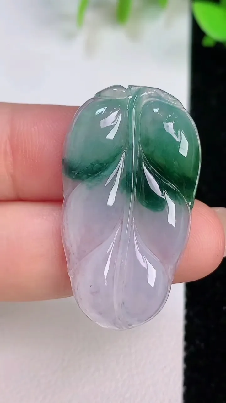 天然A货翡翠飘花金枝玉叶 叶子吊坠，尺寸35.4-19-4，重量:5.23g
7月21日