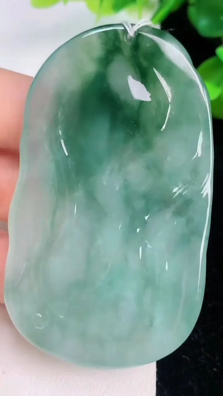 天然A货翡翠飘花观音菩萨吊坠，尺寸70-40.7-5.8，重量:44.86g
7月21日