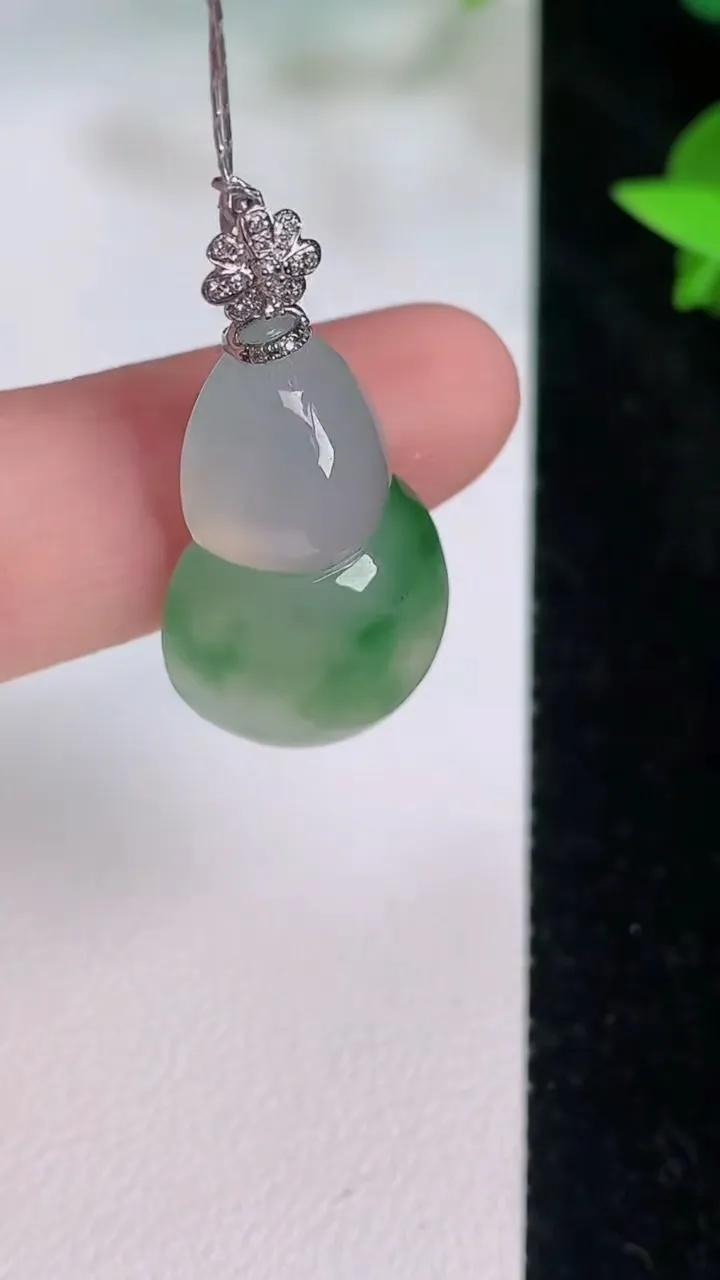 天然A货翡翠葫芦吊坠，尺寸26-15.5-6.8，重量:4.87g
7月21日