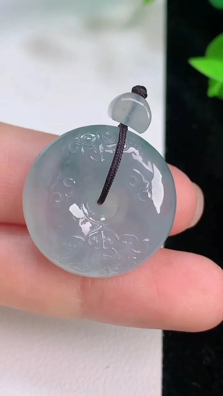 天然A货翡翠冰种飘花复古平安扣吊坠，尺寸24.3-7.8，重量:9.41g
7月21日