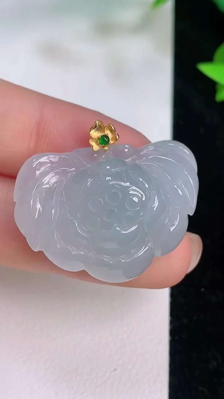 天然A货翡翠18k金飘花和和美美 荷花吊坠，尺寸23-30.7-10，重量:10.99g
7月21日