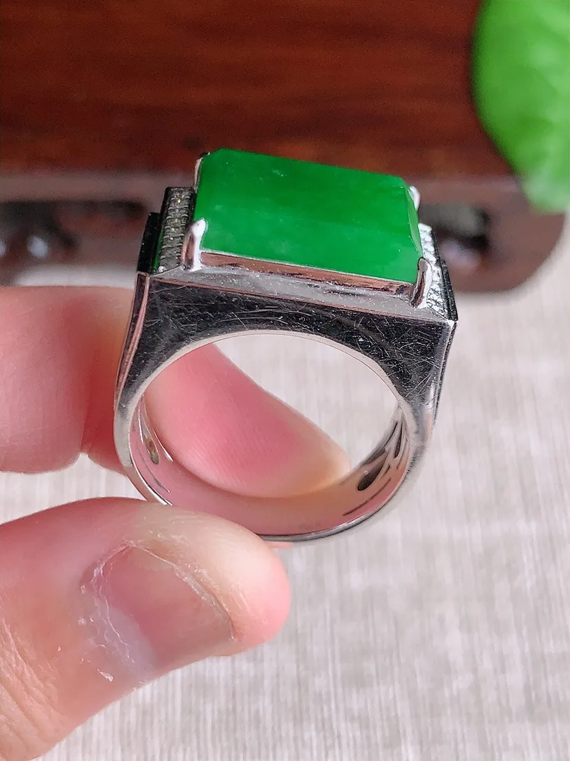天然A货翡翠18K金伴钻镶嵌阳绿马鞍戒指 圈口19裸石尺寸14×11mm 重量12.59g 0720