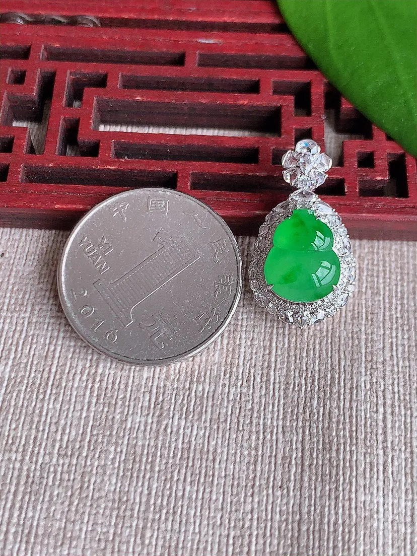 天然A货翡翠18K金伴阳绿葫芦吊坠尺寸25.3×14×10.2裸石11.6×9.5m量3.85g 0719