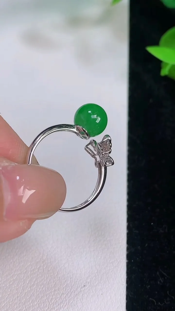 天然A货翡翠圆珠戒指，尺寸18.4-7.7，重量:2.47g2025年7月21日
工厂直销收藏佳品,种好水足，色泽均匀，有种有色，上手高大气！