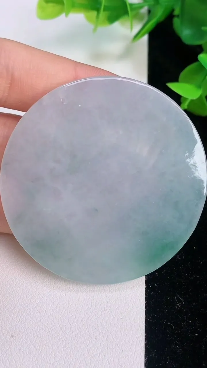 天然A货翡翠千手观音吊坠，尺寸54.3-5.6，重量:34.80g
7月21日
