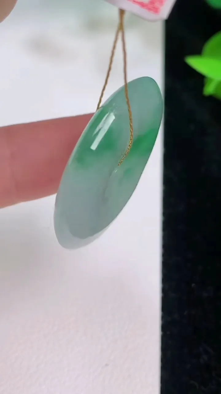 天然A货翡翠平安扣吊坠，尺寸29-4.8，重量:9.26g
7月21日