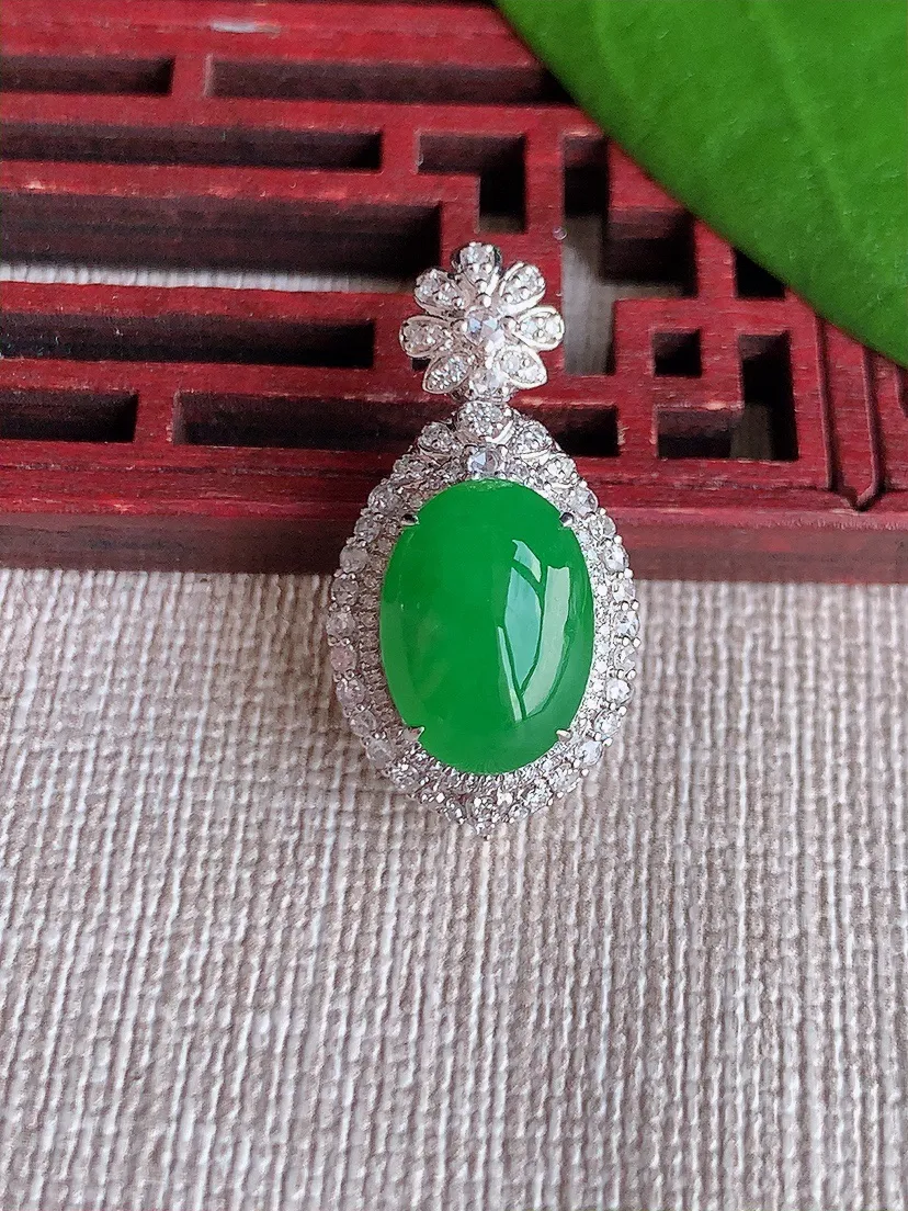 天然A货翡翠18K金伴阳绿蛋面吊坠尺寸27×14×11.7裸石12.4×9m量5.07g 0719