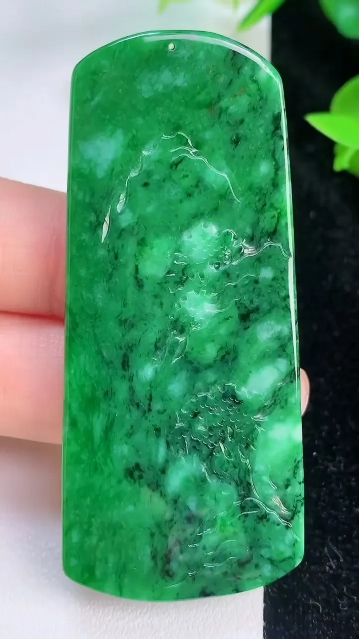 天然A货翡翠山水牌吊坠，尺寸67-29.3-4.7，重量:22.06g
7月21日