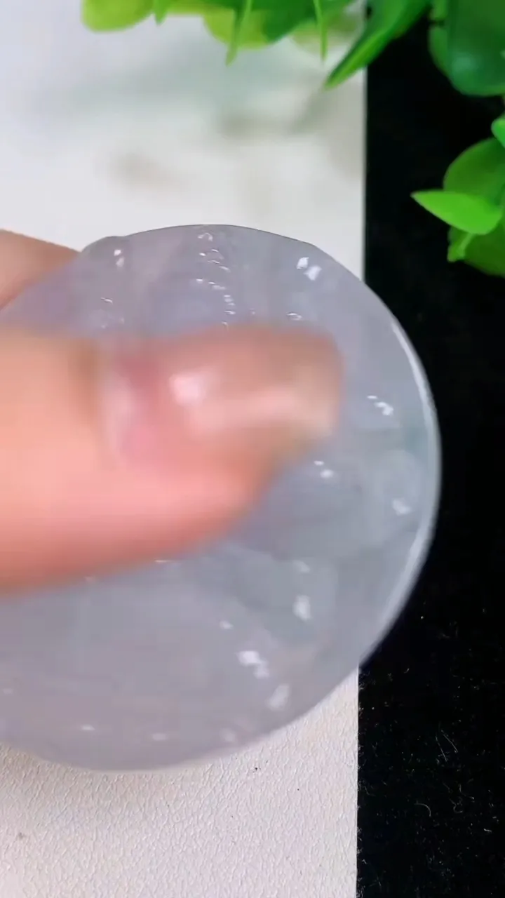 天然A货翡翠冰种千手观音吊坠，尺寸53-6.3，重量:30.00g
7月21日