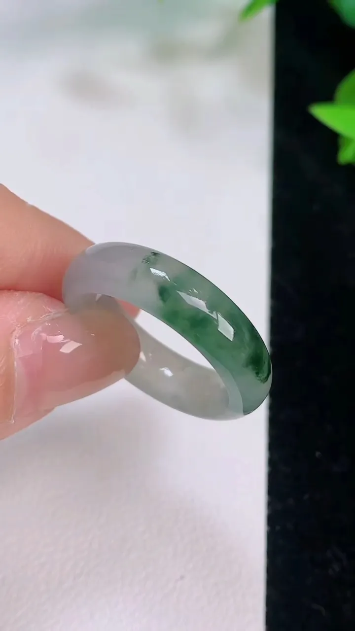 天然A货翡翠戒指指环，尺寸18.4-6-3.6，重量:4.28g2025年7月21日
工厂直销收藏佳品,种好水足，色泽均匀，有种有色，上手高大气！