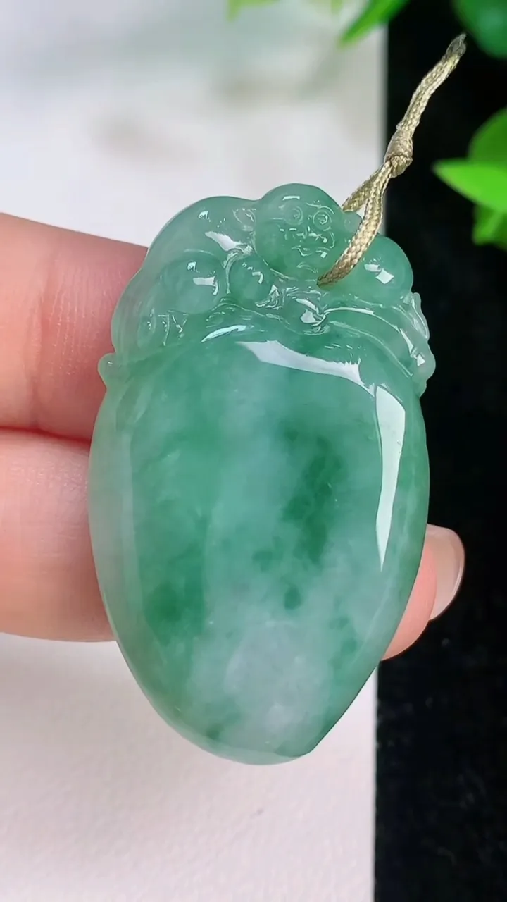 天然A货翡翠寿桃吊坠，尺寸40.8-23.5-5.2，重量:11.13g
7月21日