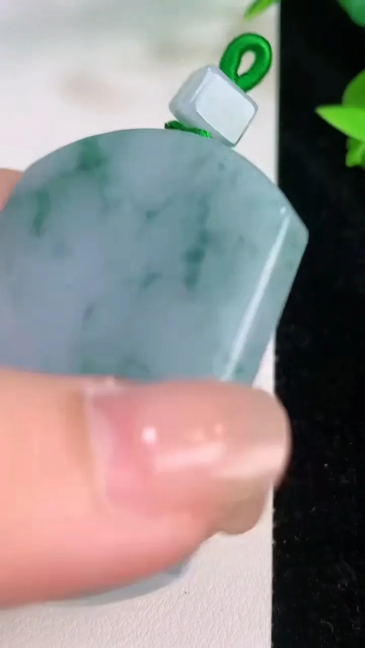 天然A货翡翠飘花无事牌吊坠，尺寸51.3-38.4-5，重量:30.96g
7月21日
