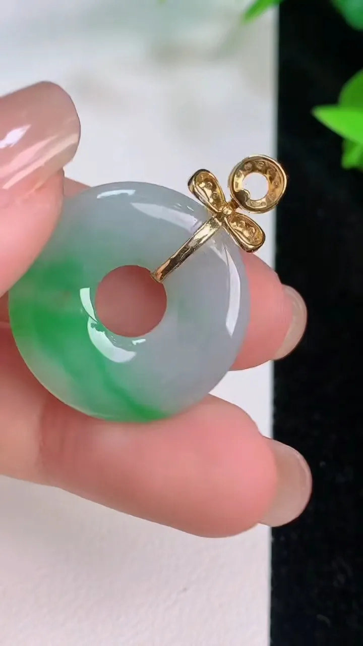 天然A货翡翠平安环吊坠，尺寸23.2-3.8，重量:4.70g
7月21日