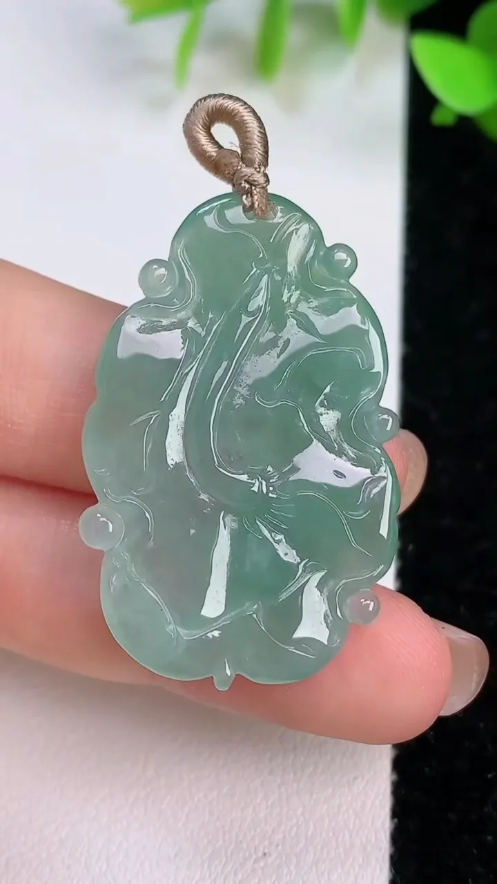 天然A货翡翠年年有余 荷叶鱼吊坠，尺寸37.3-21.3-4.2，重量:7.44g
7月21日