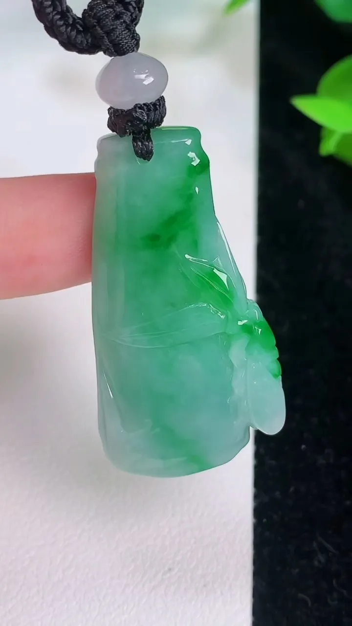 天然A货翡翠节节高升 竹节吊坠，尺寸42-21.4-8.5，重量:17.07g
7月21日