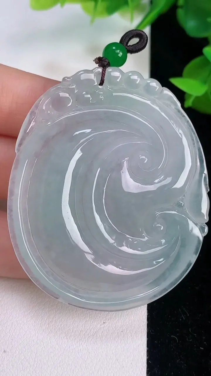 天然A货翡翠飘花如意吊坠，尺寸55.4-47-6.5，重量:30.08g
7月21日