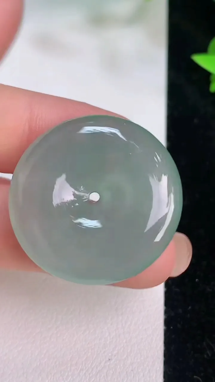 天然A货翡翠平安扣吊坠，尺寸29-5.6，重量:10.20g
7月21日