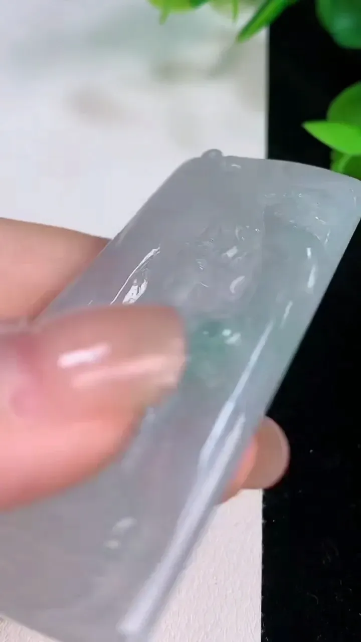 天然A货翡翠大势至观音菩萨吊坠，尺寸63.8-41-5.2，重量:28.78g
7月21日
