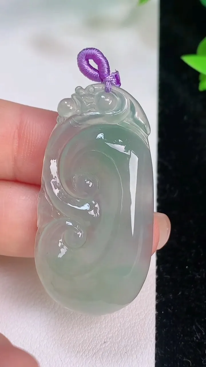天然A货翡翠如意吊坠，尺寸42.4-21.8-5，重量:8.43g
7月21日