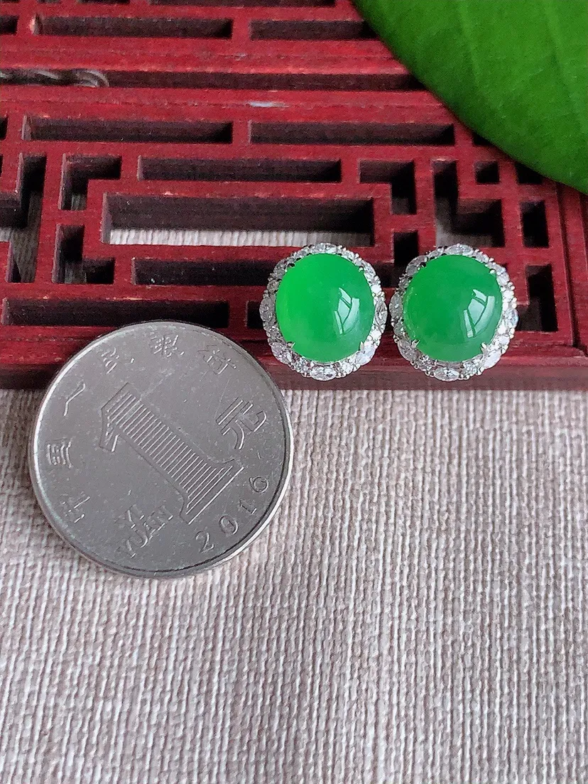 天然A货翡翠18K金伴钻镶嵌阳绿蛋面耳钉 尺寸9.5×8.2mm 重量3.69g 0720