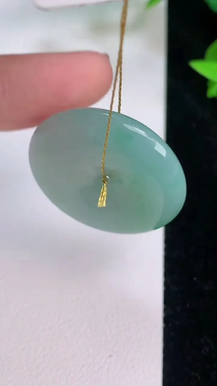 天然A货翡翠平安扣吊坠，尺寸28.8-6.3，重量:11.46g
7月21日