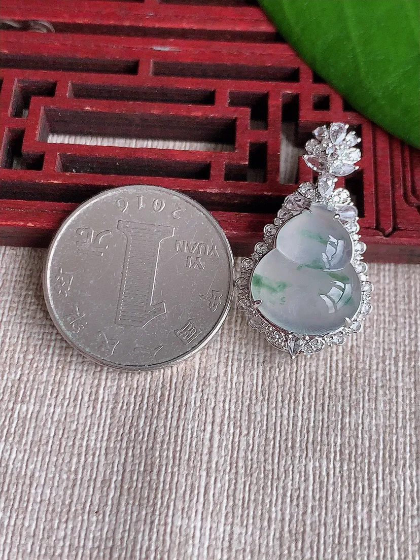 天然A货翡翠18K金伴飘花葫芦吊坠尺寸30.4×17×9.3裸石15.6×13m量4.13g 0720
