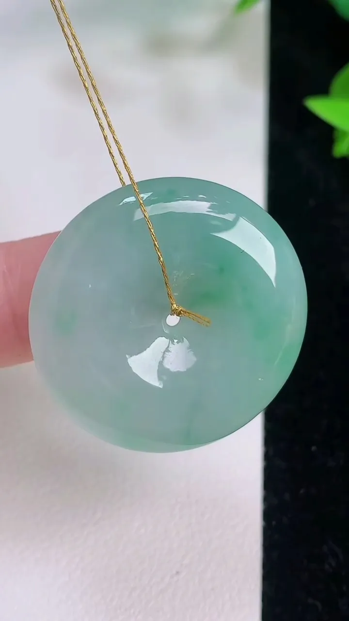 天然A货翡翠平安扣吊坠，尺寸28.8-6.3，重量:11.46g
7月21日
