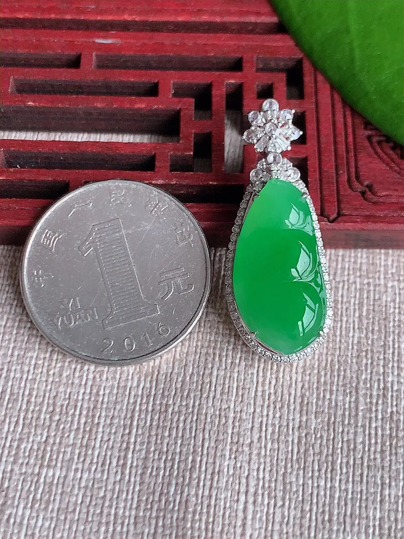 天然A货翡翠18K金伴阳绿四季豆福豆平安豆吊坠 尺寸33.8×12.6×9裸石21×10.6m量5.72g 0720
