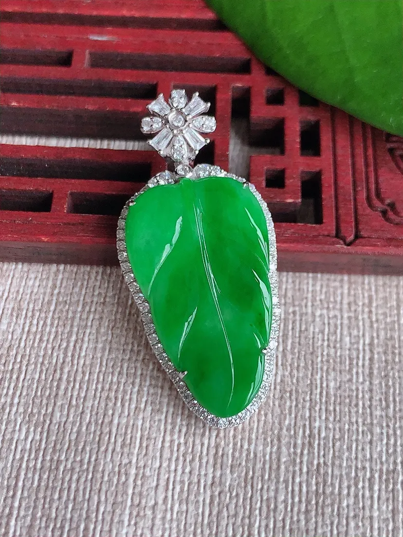 天然A货翡翠18K金伴阳绿叶子金枝玉叶吊坠尺寸38.7×17.4×6裸石26×15.3m量7.00g 0720