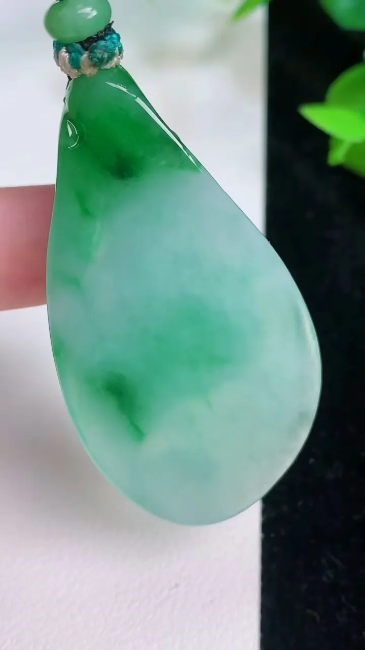 天然A货翡翠生肖羊吊坠，尺寸53-28.2-7.8，重量:21.35g
7月21日