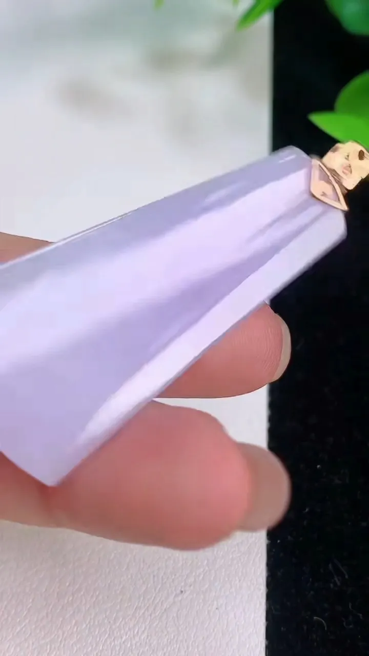 天然A货翡翠18k金紫罗兰无事牌吊坠，尺寸45.5-20.3-6.6，重量:12.63g
7月21日