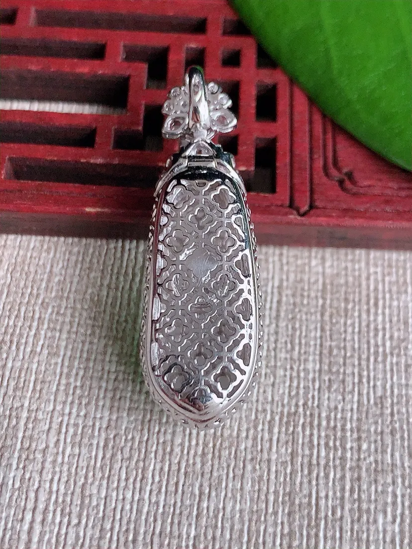 天然A货翡翠18K金伴阳绿四季豆福豆平安豆吊坠尺寸37.8×12×10.8裸石24×9.4m量6.5