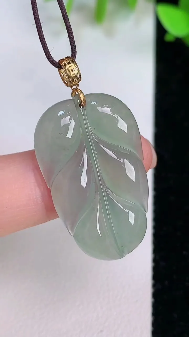 天然A货翡翠金枝玉叶 叶子吊坠，尺寸29.5-18.5-4，重:4.10g
7月21日